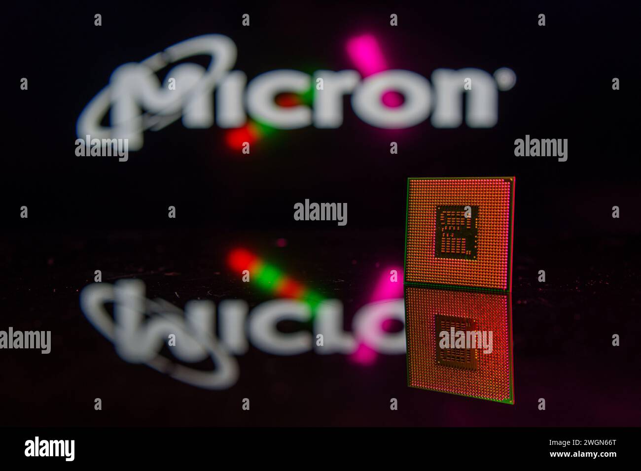 New Jersey, Stati Uniti d'America - 5 febbraio: Logo micron e scheda di memoria microchip semiconductor Foto Stock