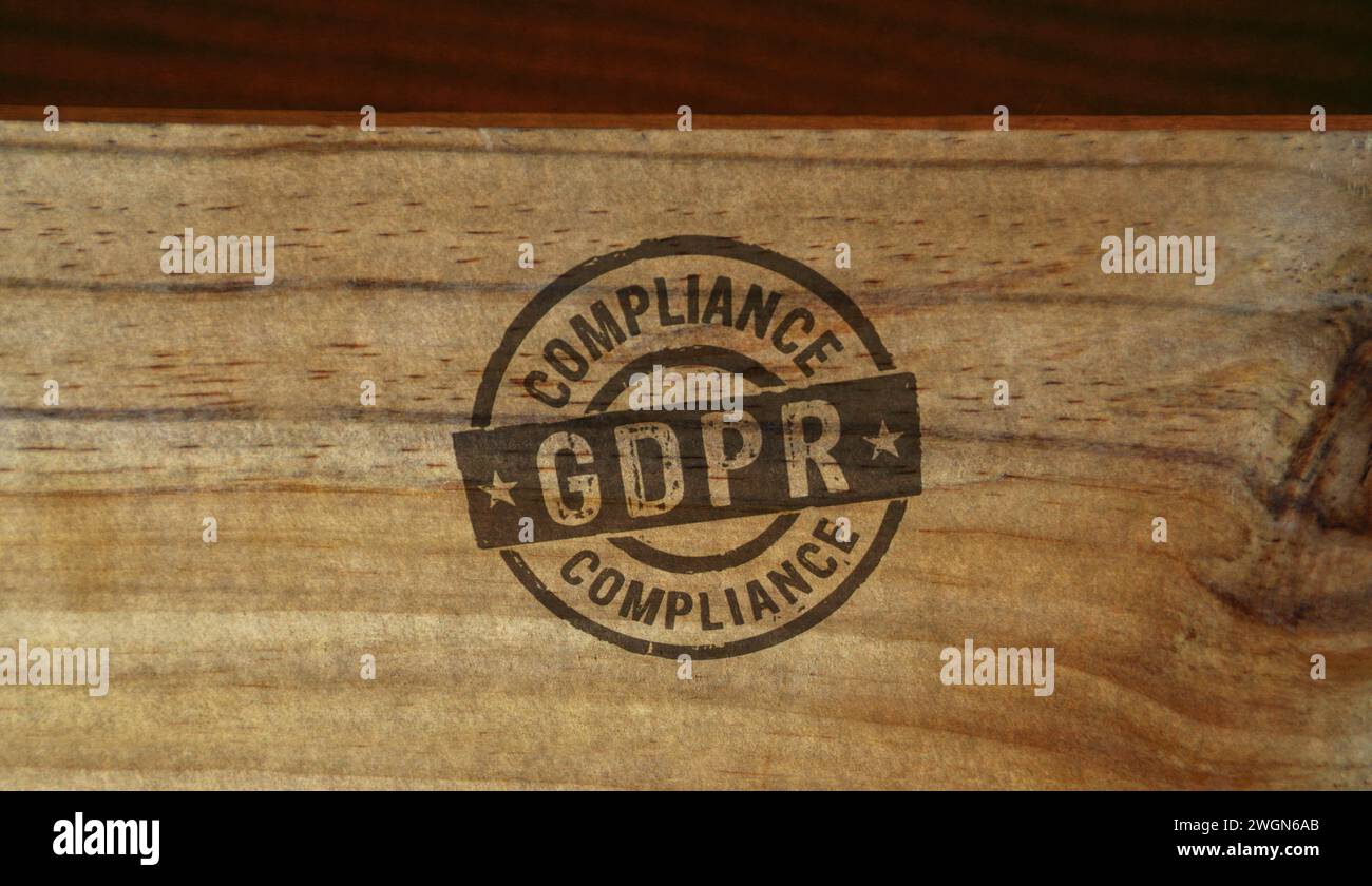 Timbro di conformità GDPR stampato su scatola di legno. Concetto generale di regolamentazione sulla protezione dei dati. Foto Stock