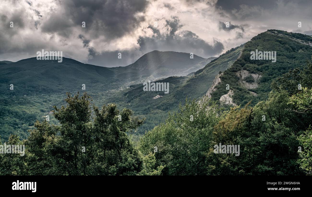 Tempesta sul paesaggio boschivo di montagna, provincia di Modena, Emilia-Romagna, Italia. Foto Stock