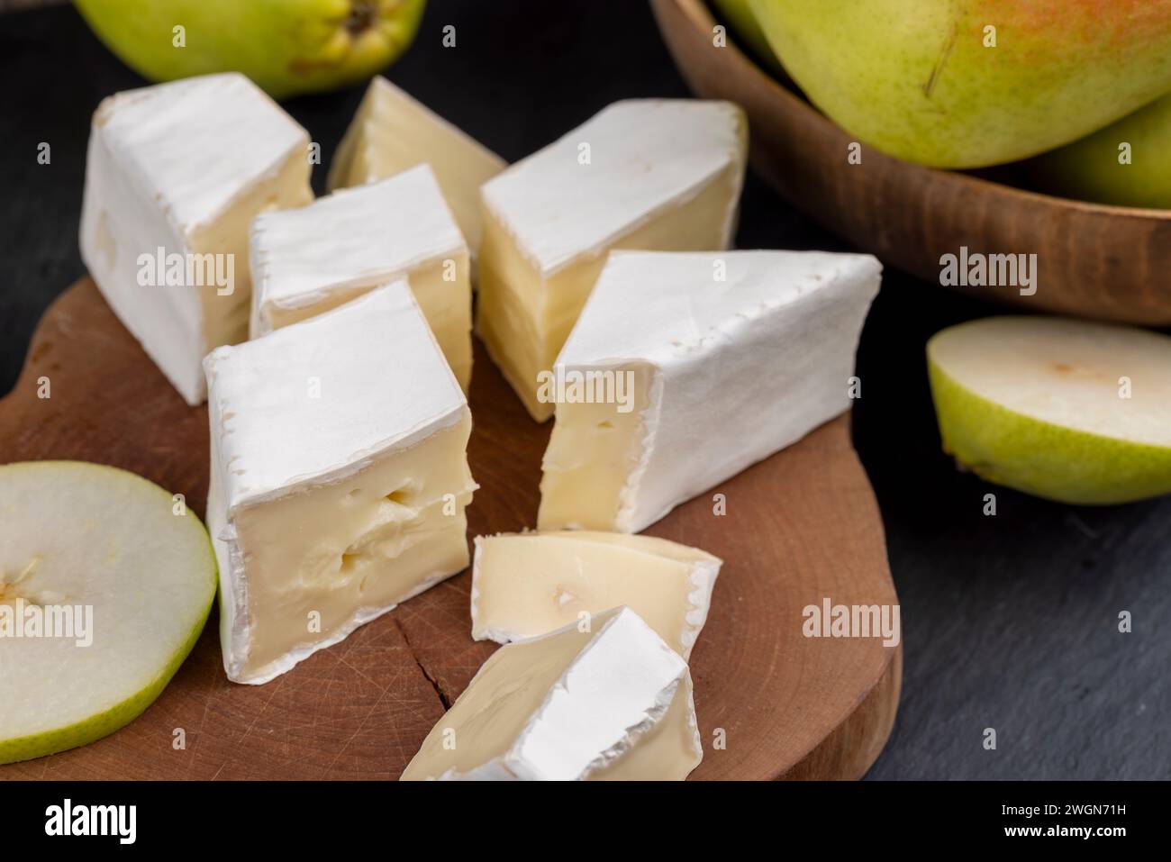 formaggio cremoso morbido con muffa bianca e formaggio fuso ammuffito Foto Stock