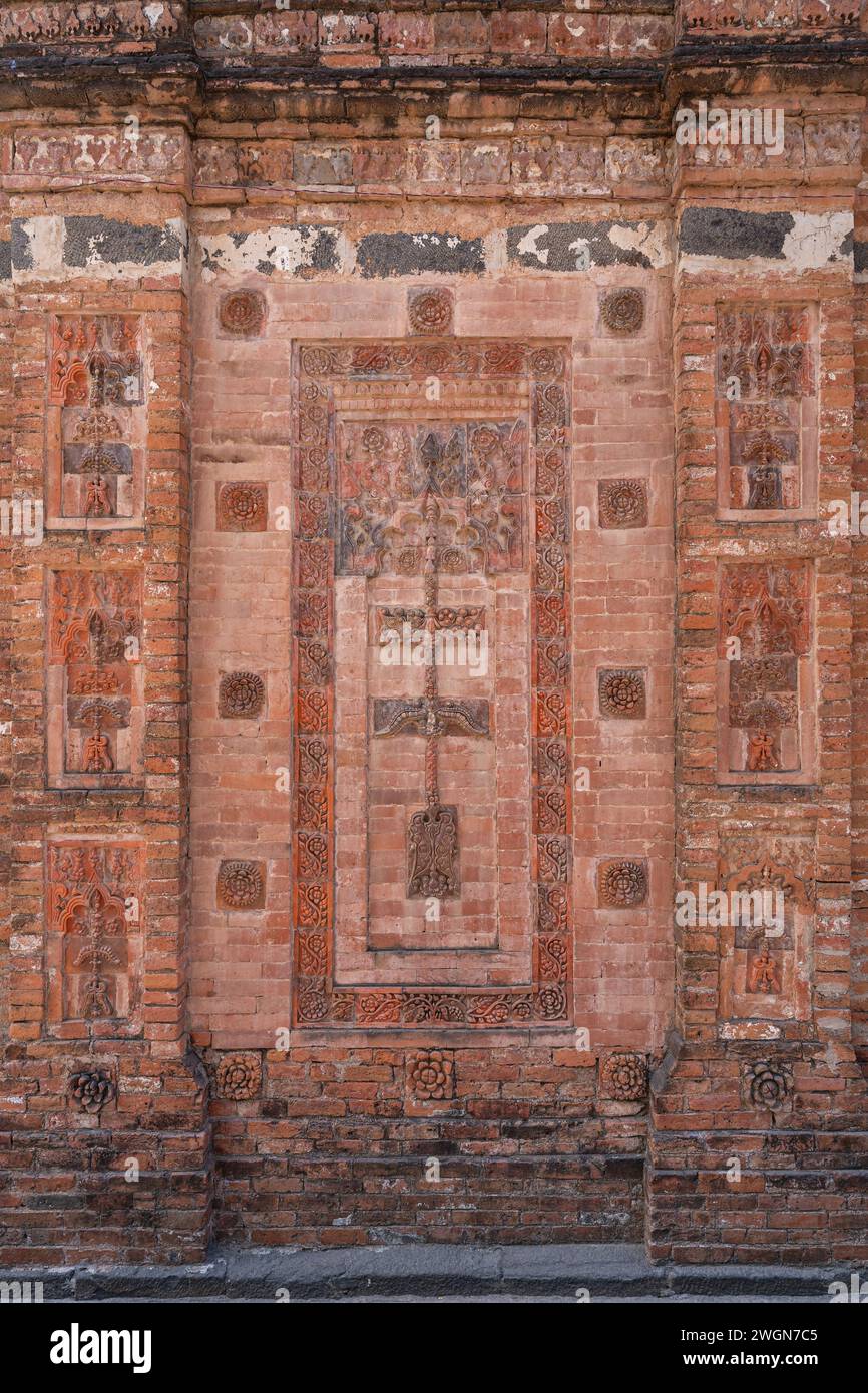 Vista verticale del decor in terracotta sul muro esterno in mattoni dell'antica moschea Bagha Shahi, Bagha, Rajshahi, Bangladesh Foto Stock