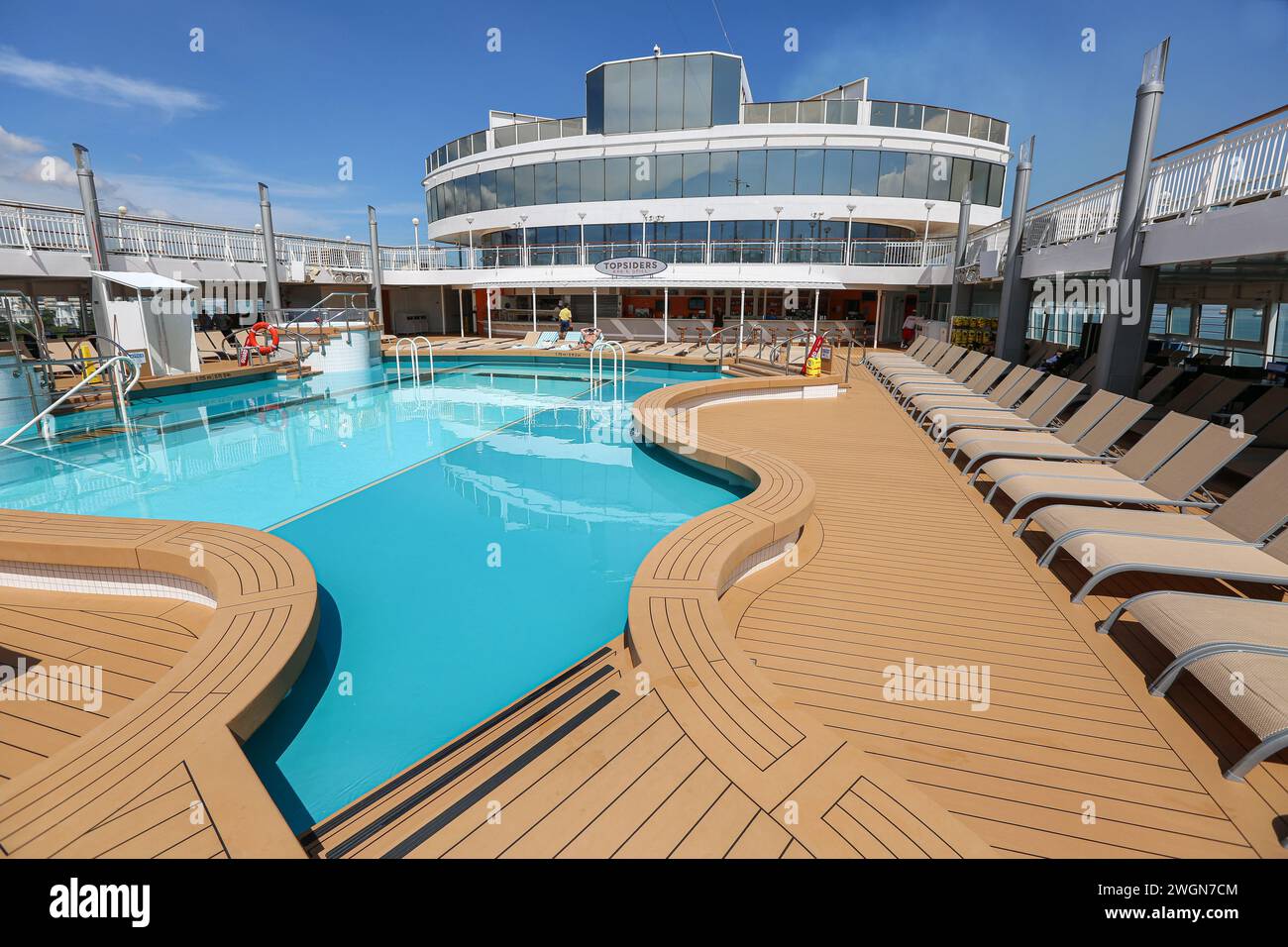 Ponte della piscina vuoto a bordo della nave da crociera Norwegian Jade che naviga sul Mar Cinese, Norwegian Cruise Line, NCL, i passeggeri cinesi si nascondono dal sole e dal caldo Foto Stock