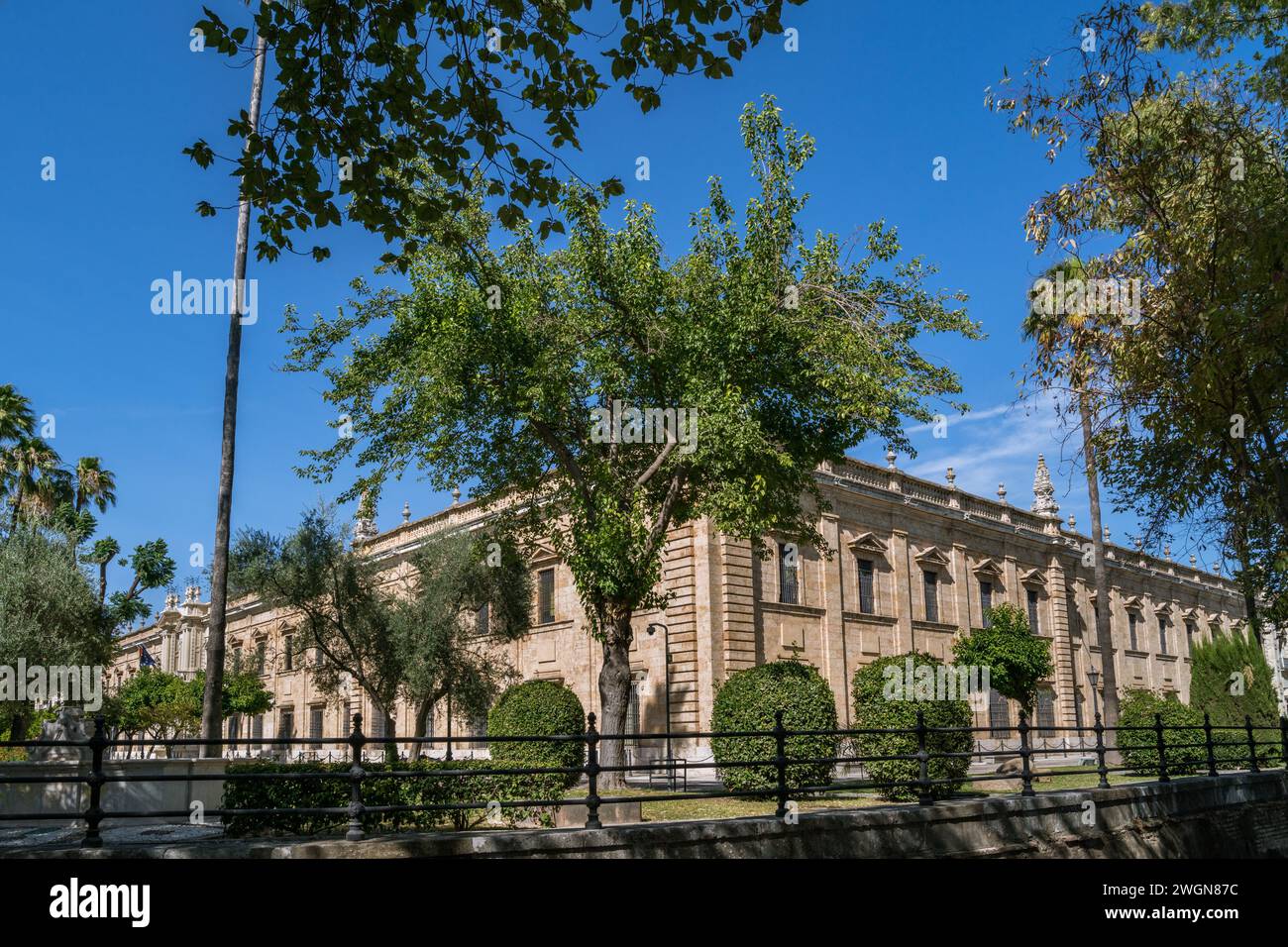 Edificio storico della fabbrica reale di tabacco di Siviglia, Andalusia, Spagna Foto Stock