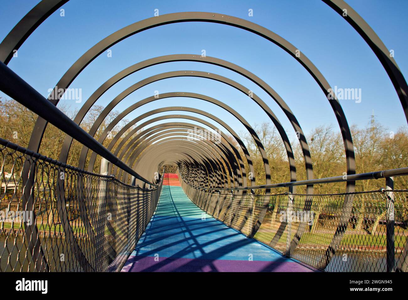 Ponte sul canale Reno-Herne illuminato di notte, il cui design è stato ispirato al giocattolo a forma di spirale Slinky Foto Stock