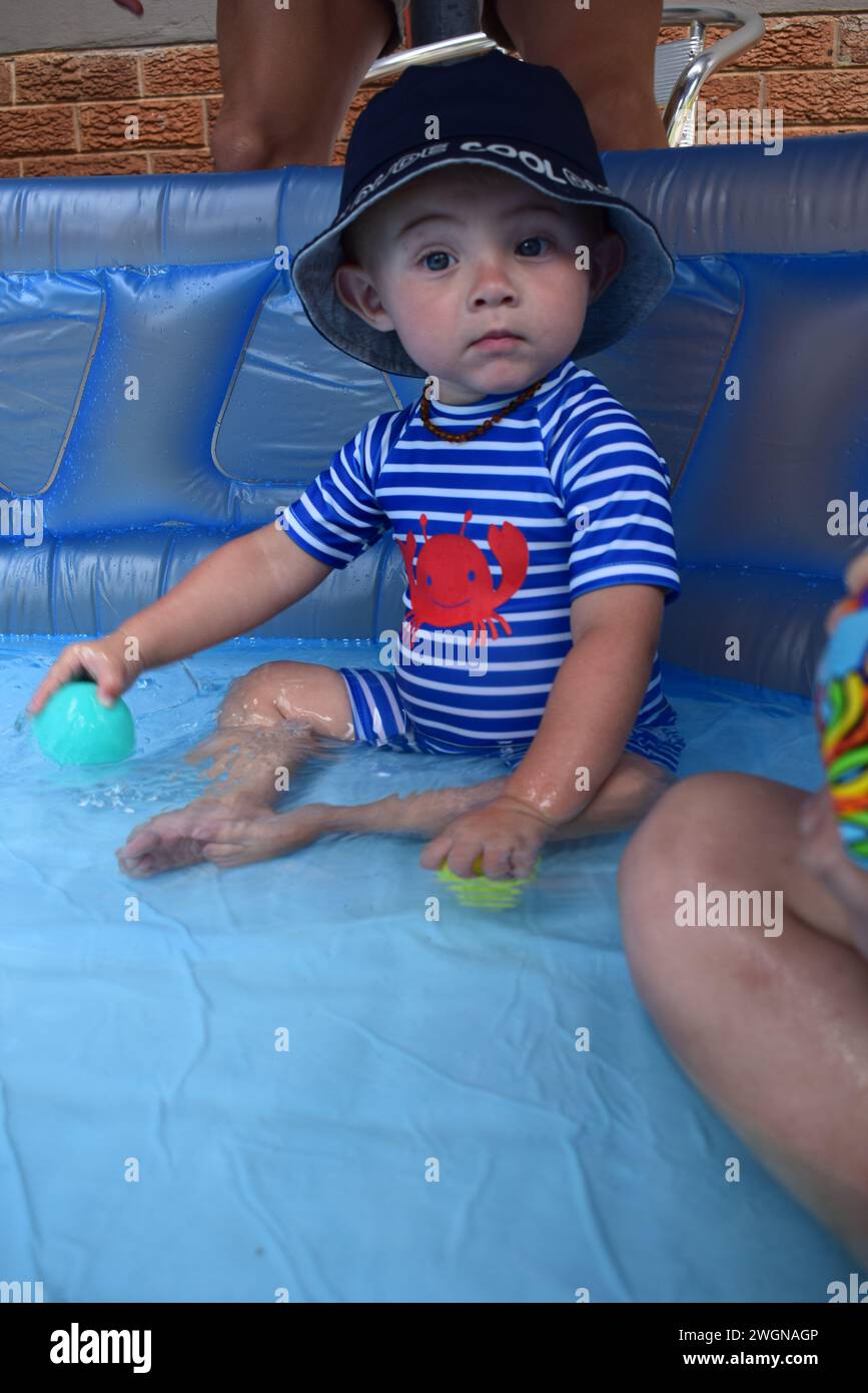 Il bambino impara a nuotare, gioca in acqua in una calda giornata estiva. Foto Stock