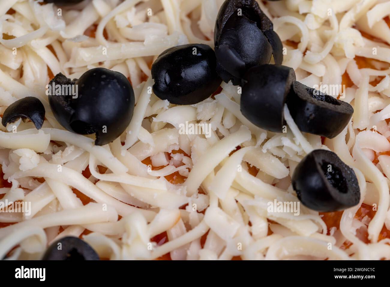 impasto per pizza con formaggio, carne e olive, pizza fatta in casa con impasto di grano con pasta di pomodoro con spezie formaggio carne e olive Foto Stock