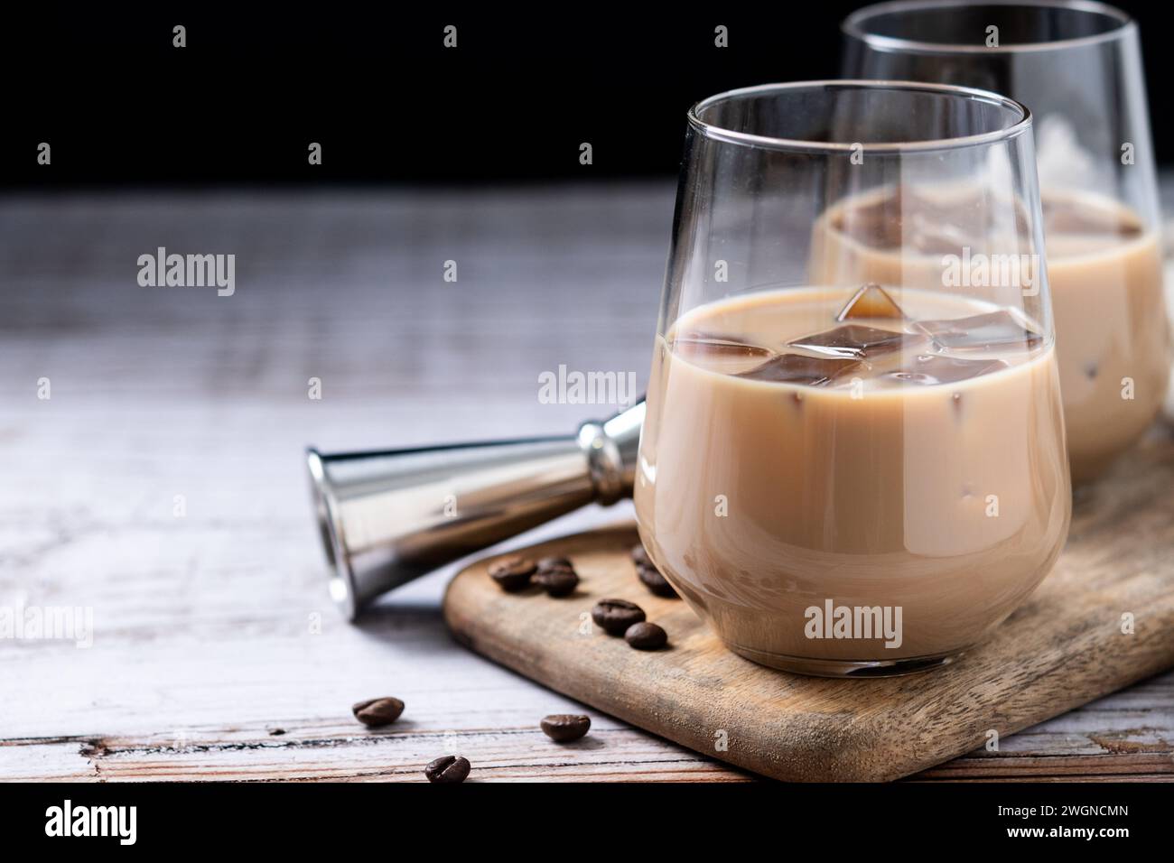 Tradizionale liquore di caffè irlandese con gelato su tavolo di legno Foto Stock
