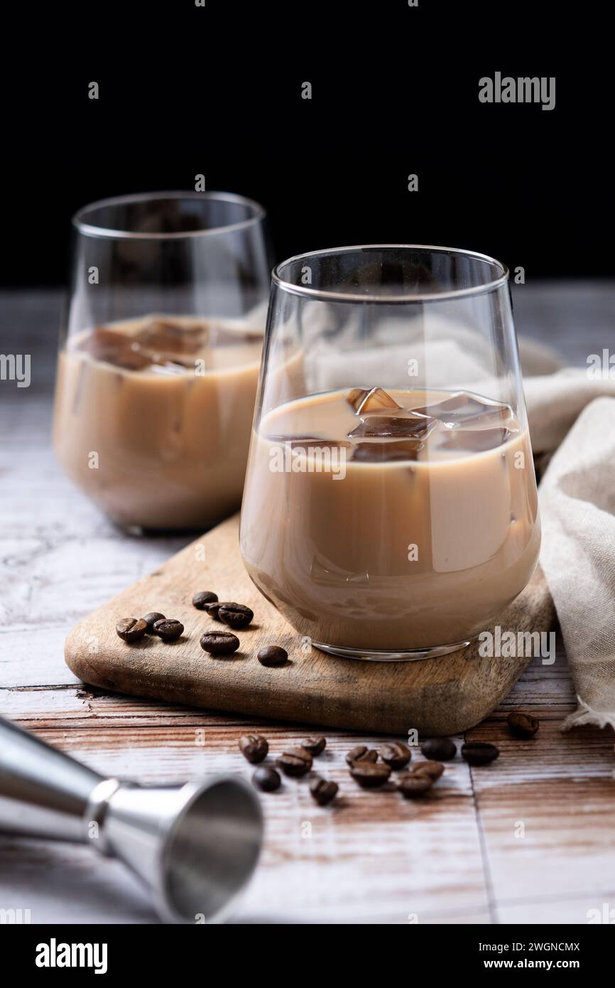 Tradizionale liquore di caffè irlandese con gelato su tavolo di legno Foto Stock