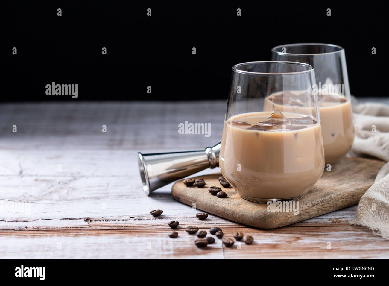 Tradizionale liquore di caffè irlandese con gelato su tavolo di legno Foto Stock
