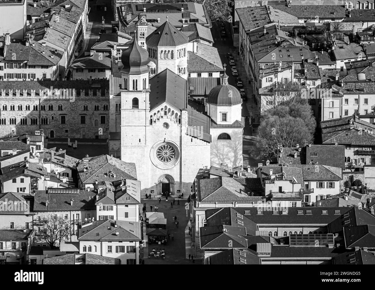 Vista sulla città di Trento dall'alto nella stagione invernale. Trentino alto Adige, Italia. Immagine in bianco e nero Foto Stock