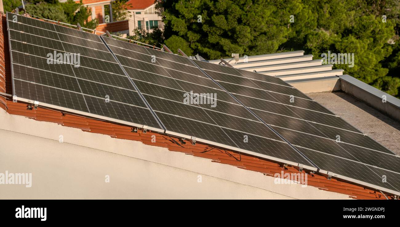 Pannelli fotovoltaici sul tetto di un hotel sulla costa adriatica in Croazia Foto Stock