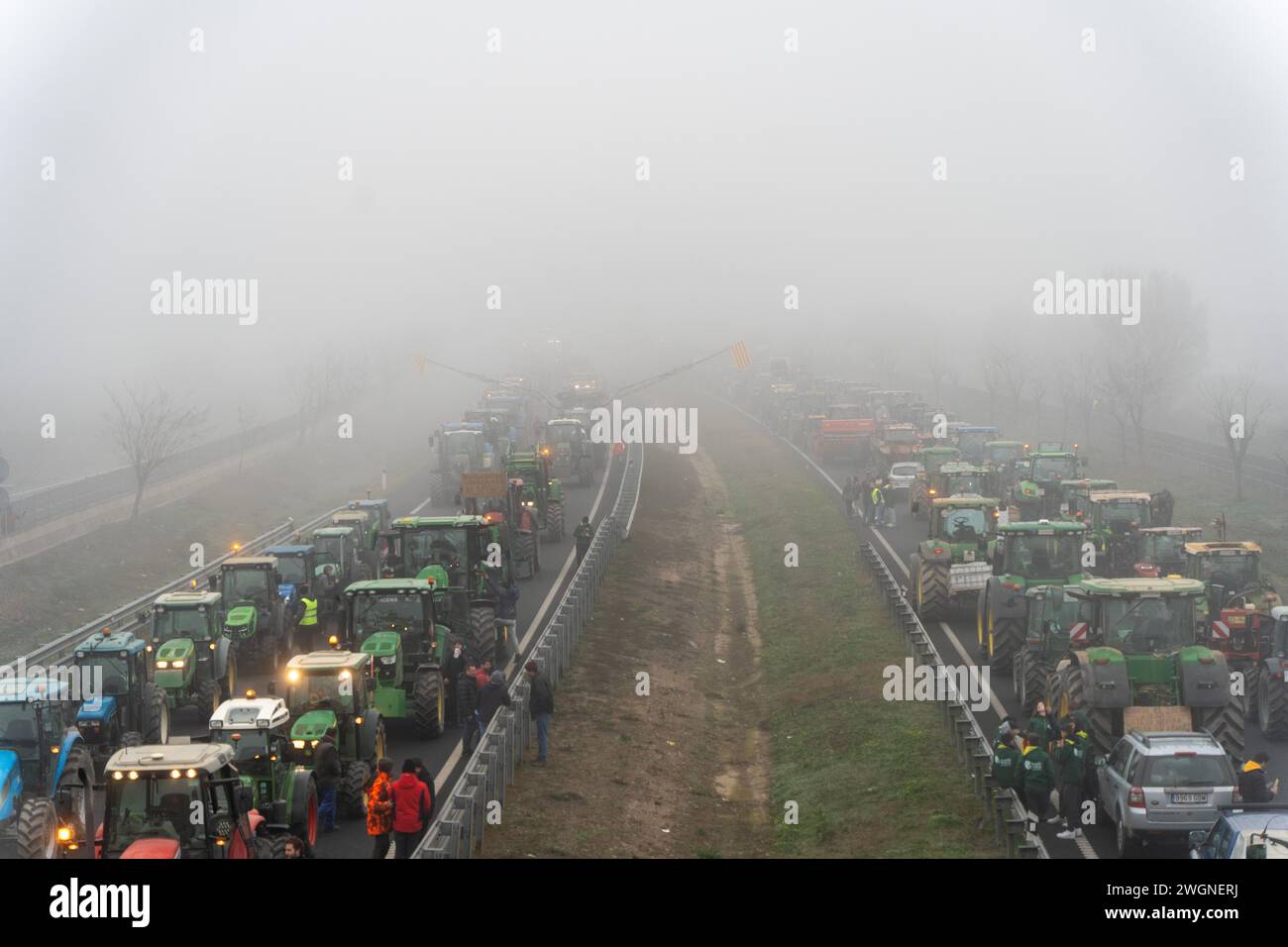 Lleida, Spagna. 6 febbraio 2024. 6 febbraio 2024 Lleida, Spagna cronaca Barcellona-Catalano settore agricolo sta bloccando le strade principali della Catalogna il settore agricolo catalano sta bloccando le strade principali della Catalogna in una massiccia mobilitazione che chiede la fine della burocrazia, prezzi equi e una migliore valutazione. Crediti: LaPresse/Alamy Live News Foto Stock