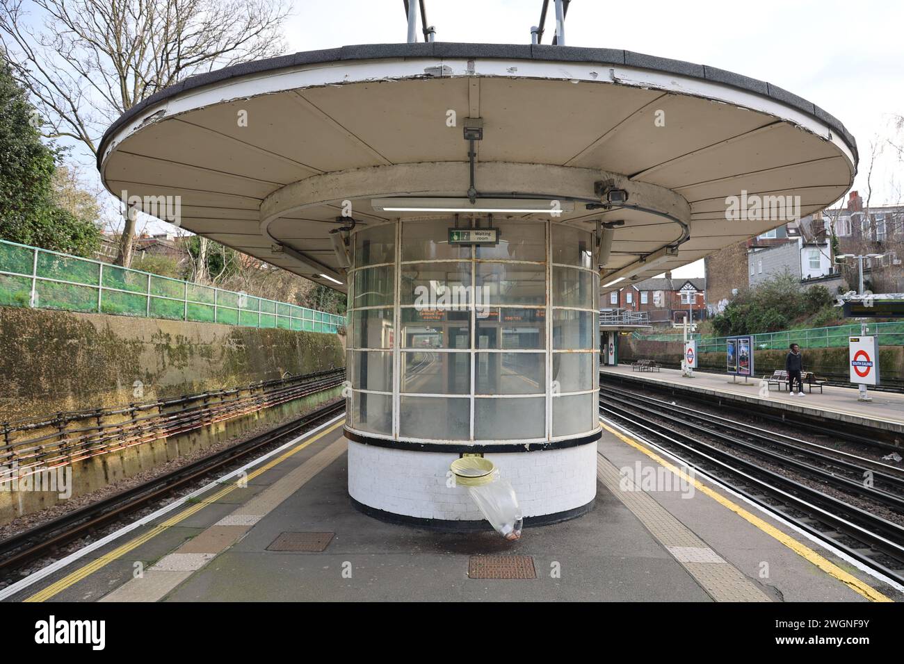 Stazione di South Ealing, piattaforma di riparo Foto Stock