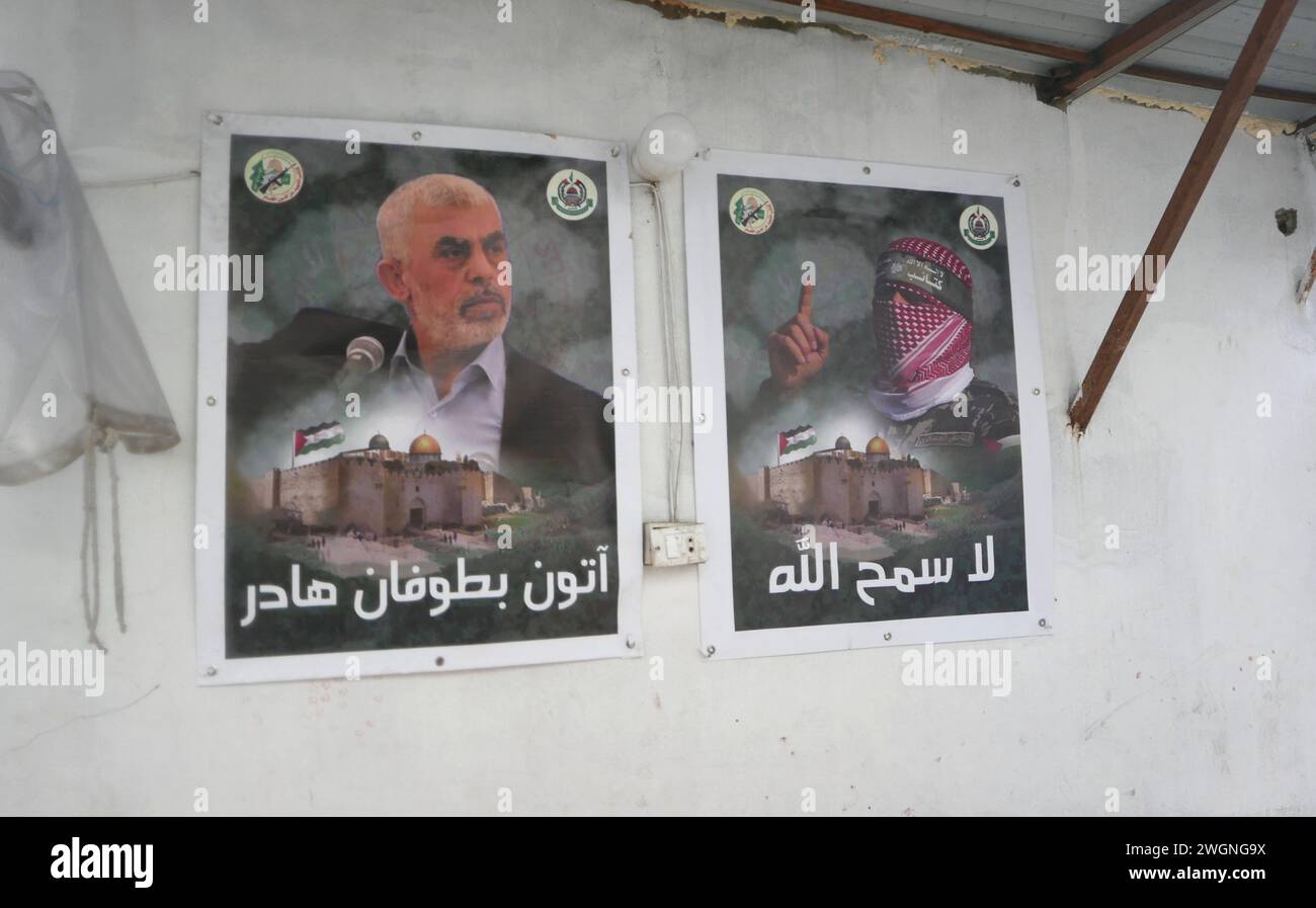 Beirut, Libano. 5 febbraio 2024. Un poster del leader di Hamas Yahya Sinwar visto nel campo palestinese di Burj al-Barajneh, Beirut, Libano, 5 febbraio 2024. (Foto di Elisa Gestri/Sipa USA) credito: SIPA USA/Alamy Live News Foto Stock