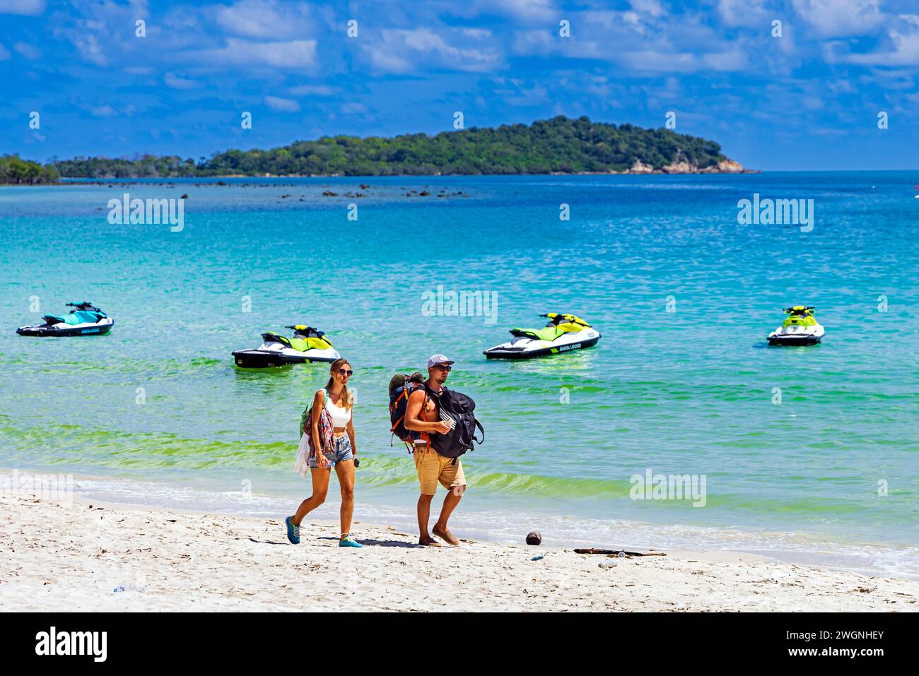 Coppia di backpacker che cammina lungo la spiaggia di Chaweng, Ko Samui, Thailandia Foto Stock