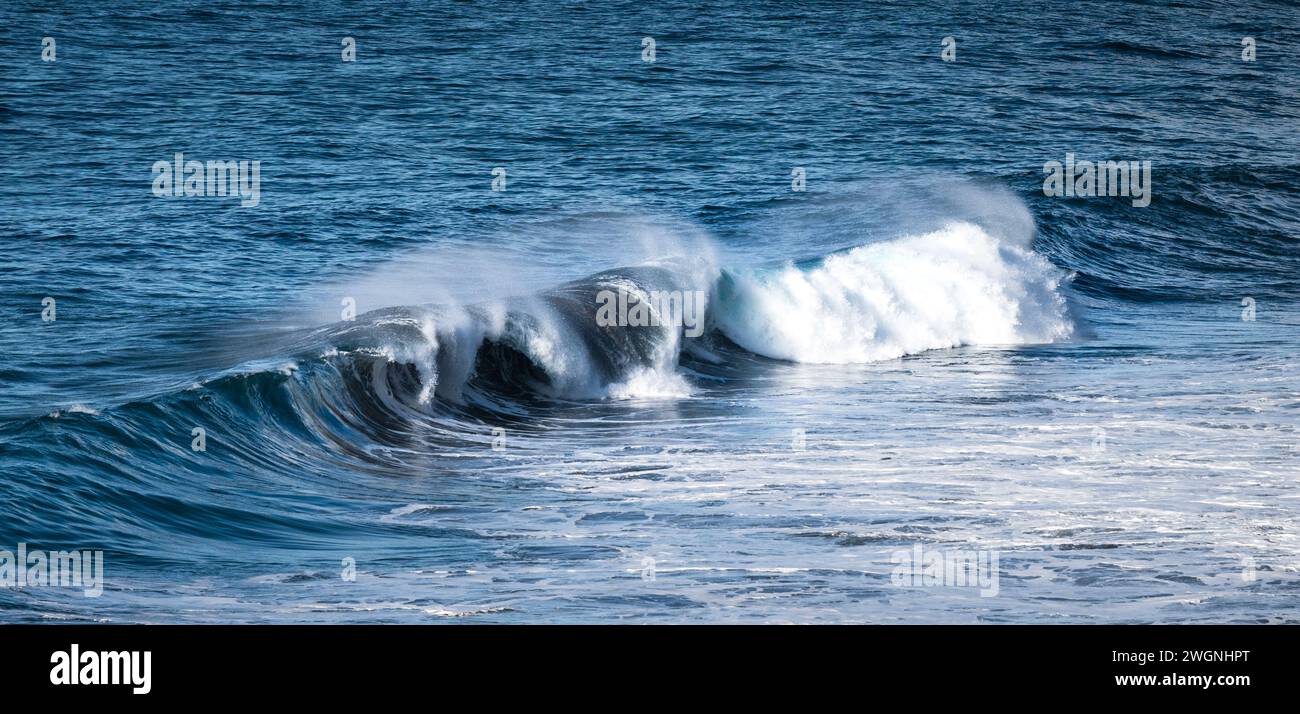 Forte serie di onde che si infrangono sulla costa di Tenerife Foto Stock