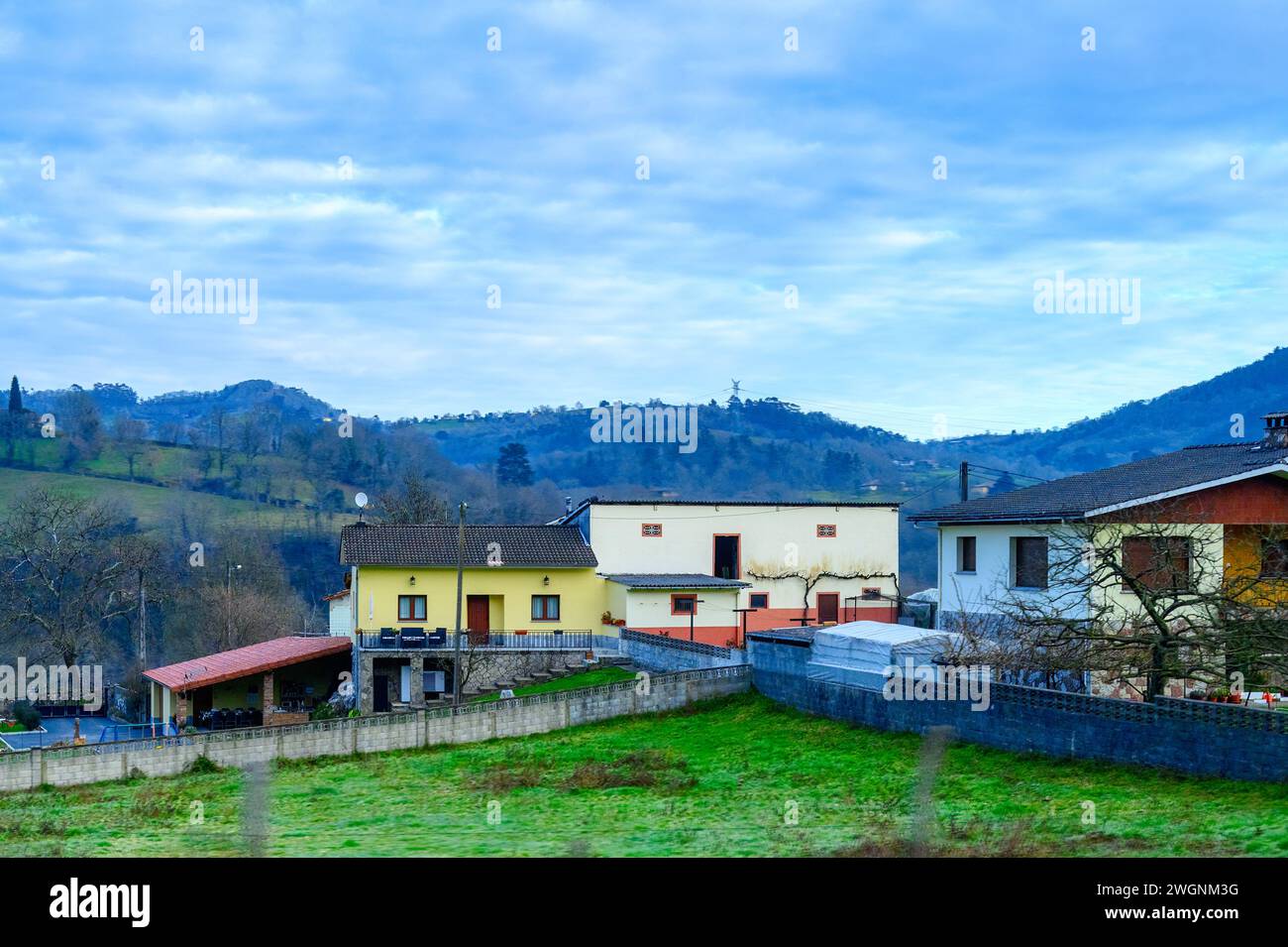 Asturie rurali, Spagna, facciata di edificio residenziale e paesaggio Foto Stock