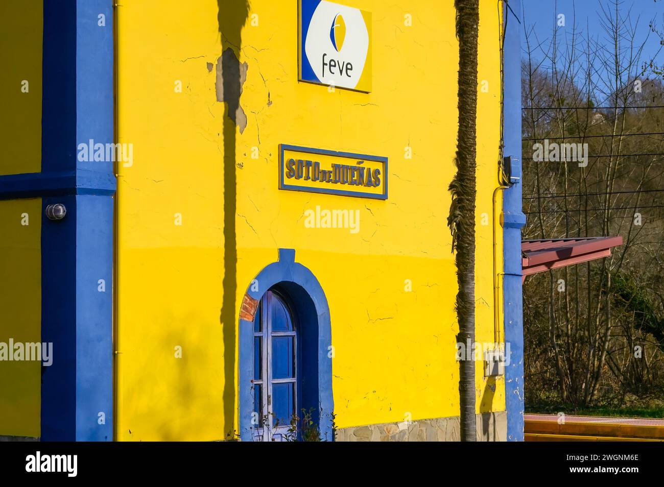 Asturie rurali, Spagna, edificio della stazione ferroviaria esterno, Renfe Feve Foto Stock