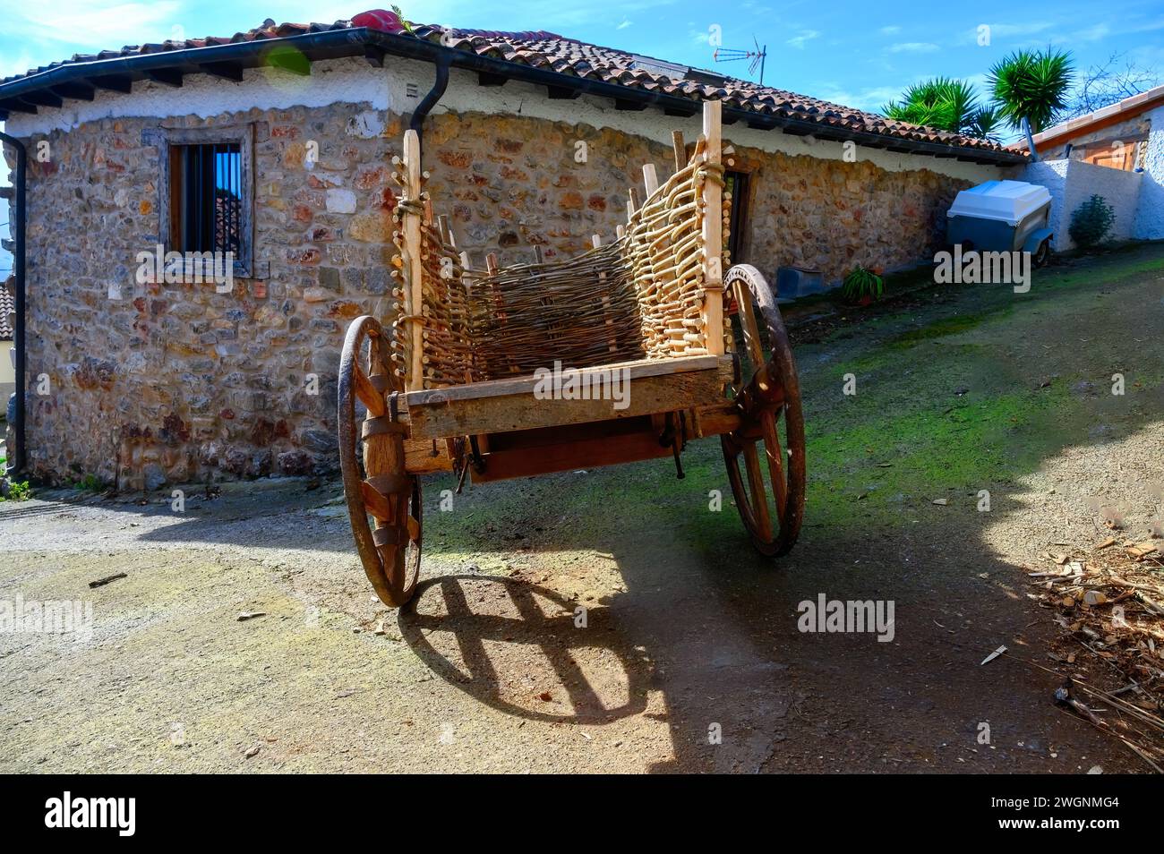Antico carro vicino a una casa di pietra, Cofino, Asturie, Spagna Foto Stock
