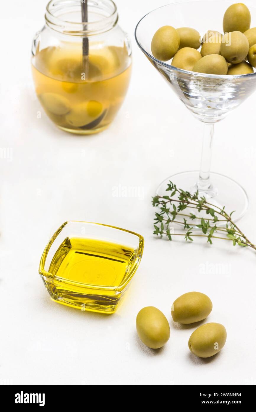 Olive e olio d'oliva su sfondo bianco. Primo piano. Vista dall'alto Foto Stock