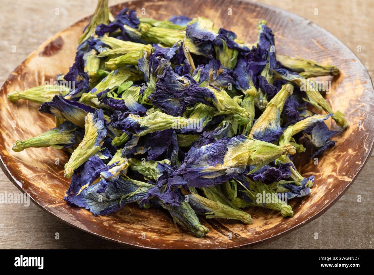 Ciotola con fiori secchi di tè di pisello blu a farfalla Foto Stock