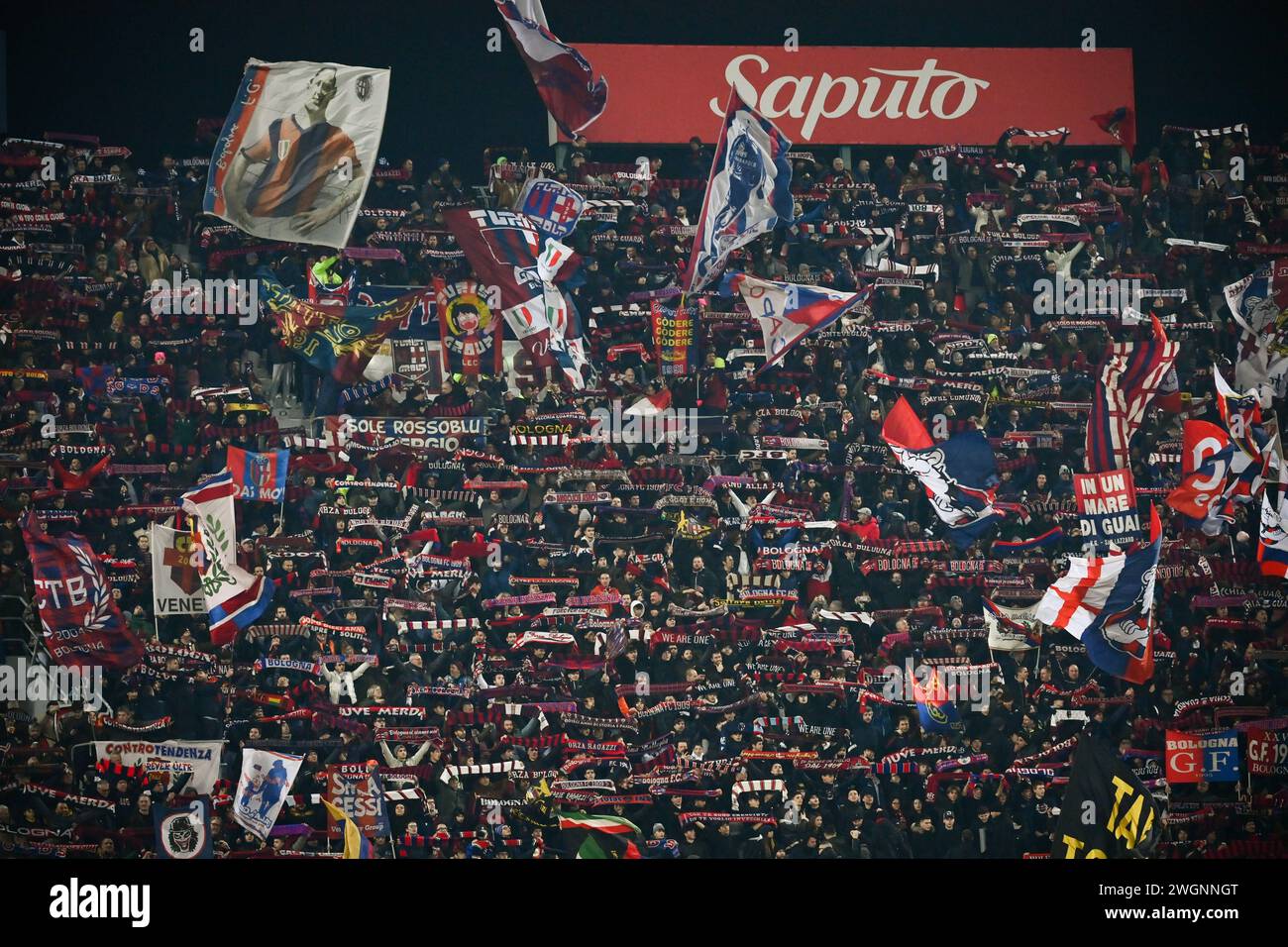Foto massimo Paolone/LaPresse 3 febbraio 2024 - Bologna, Italia - sport, calcio - Bologna vs Sassuolo - Campionato italiano di calcio serie A TIM 2023/2024 - Stadio Renato Dall'Ara. Nella foto: i tifosi del Bologna 3 febbraio 2024 Bologna, Italia - sport, calcio - Bologna vs Sassuolo - Campionato Italiano di serie A 2023/2024 - Stadio Renato Dall'Ara. Nella foto: I fan di Bologna Foto Stock