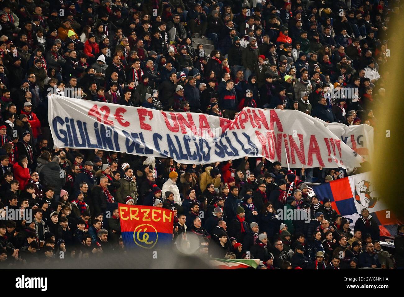 Foto massimo Paolone/LaPresse 3 febbraio 2024 - Bologna, Italia - sport, calcio - Bologna vs Sassuolo - Campionato italiano di calcio serie A TIM 2023/2024 - Stadio Renato Dall'Ara. Nella foto: i tifosi del Bologna mostrano uno striscione su Giulini 3 febbraio 2024 Bologna, Italia - sport, calcio - Bologna vs Sassuolo - Campionato Italiano di serie A 2023/2024 - Stadio Renato Dall'Ara. Nella foto: I fan di Bologna mostrano uno striscione su Giulini Foto Stock