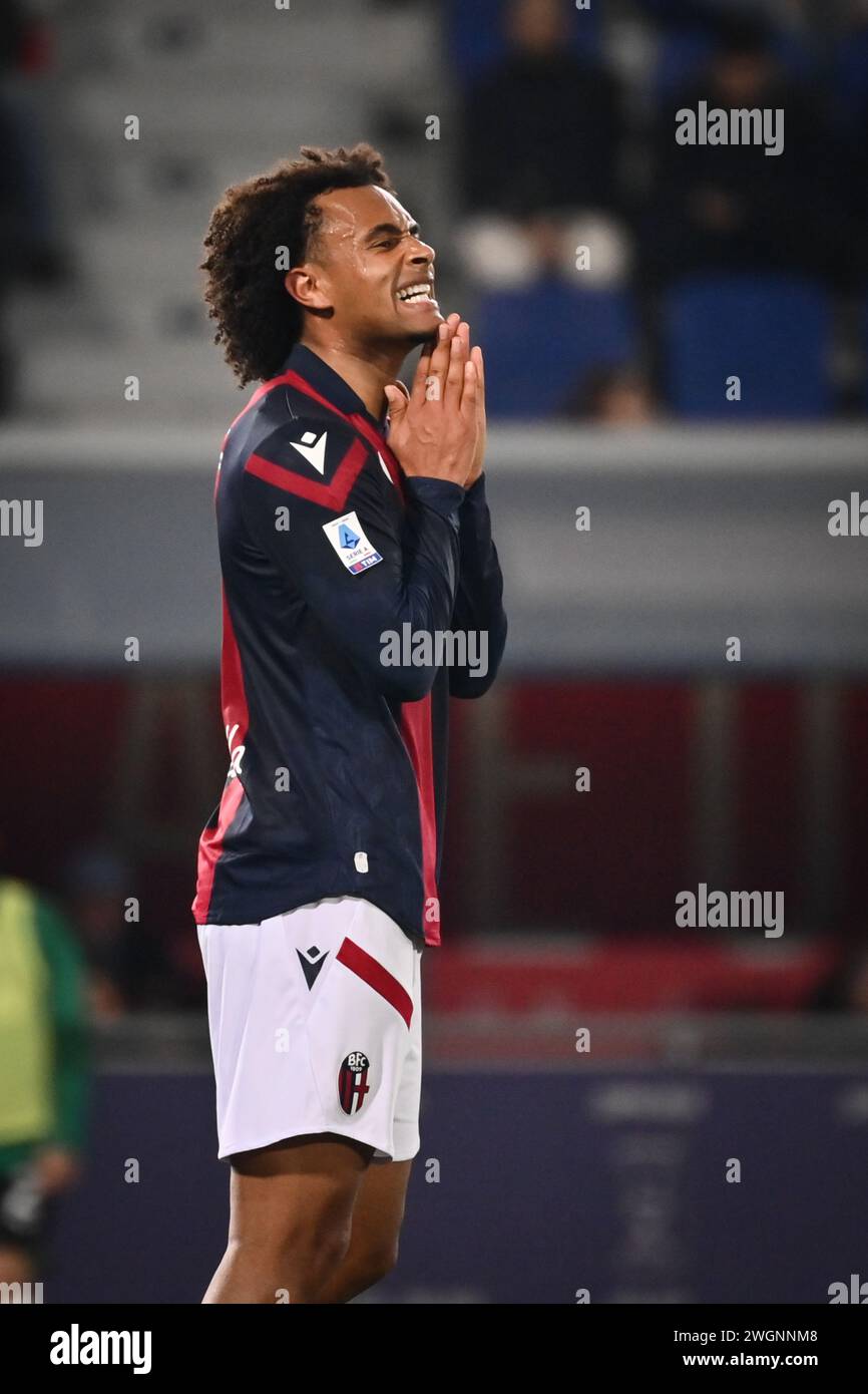 Joshua Zirkzee del Bologna FC guarda alla partita di serie A tra