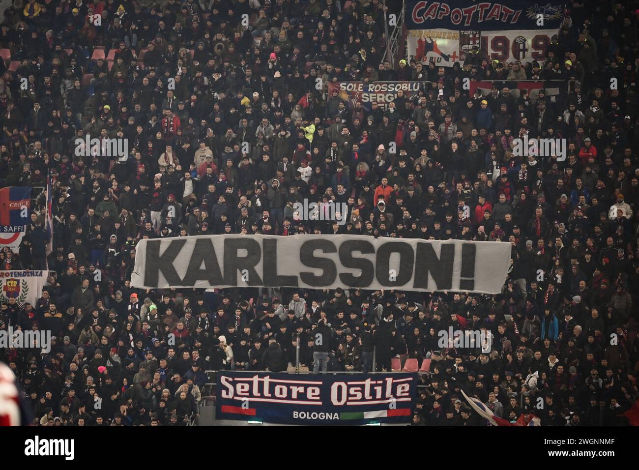Foto massimo Paolone/LaPresse 3 febbraio 2024 - Bologna, Italia - sport, calcio - Bologna vs Sassuolo - Campionato italiano di calcio serie A TIM 2023/2024 - Stadio Renato Dall'Ara. Nella foto: i tifosi del Bologna mostrano uno striscione per Jesper Karlsson (Bologna FC) 3 febbraio 2024 Bologna, Italia - sport, calcio - Bologna vs Sassuolo - Campionato Italiano di calcio di serie A 2023/2024 - Stadio Renato Dall'Ara. Nella foto: I tifosi di Bologna mostrano uno striscione per Jesper Karlsson (Bologna FC) Foto Stock