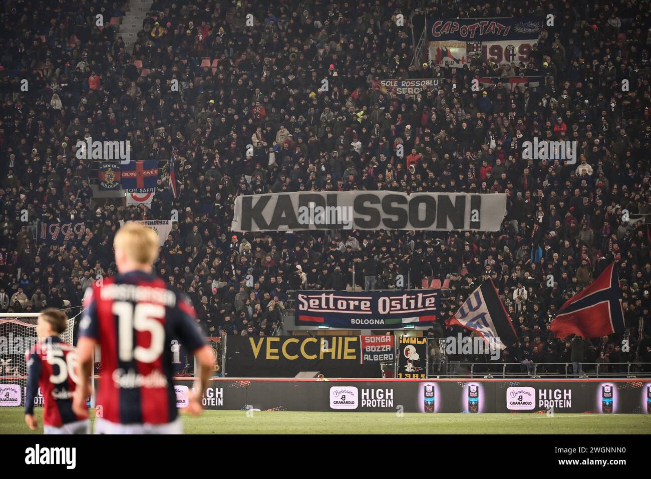 Foto massimo Paolone/LaPresse 3 febbraio 2024 - Bologna, Italia - sport, calcio - Bologna vs Sassuolo - Campionato italiano di calcio serie A TIM 2023/2024 - Stadio Renato Dall'Ara. Nella foto: i tifosi del Bologna mostrano uno striscione per Jesper Karlsson (Bologna FC) 3 febbraio 2024 Bologna, Italia - sport, calcio - Bologna vs Sassuolo - Campionato Italiano di calcio di serie A 2023/2024 - Stadio Renato Dall'Ara. Nella foto: I tifosi di Bologna mostrano uno striscione per Jesper Karlsson (Bologna FC) Foto Stock