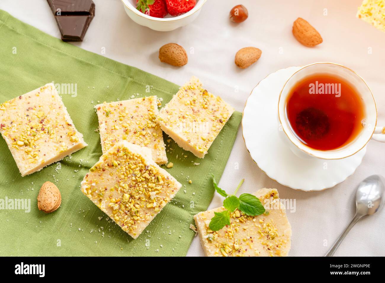 tè, torte, pezzi di cioccolato, halva sul tavolo Foto Stock