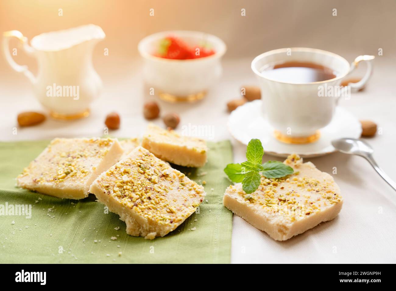 tè, torte, pezzi di cioccolato, halva sul tavolo Foto Stock