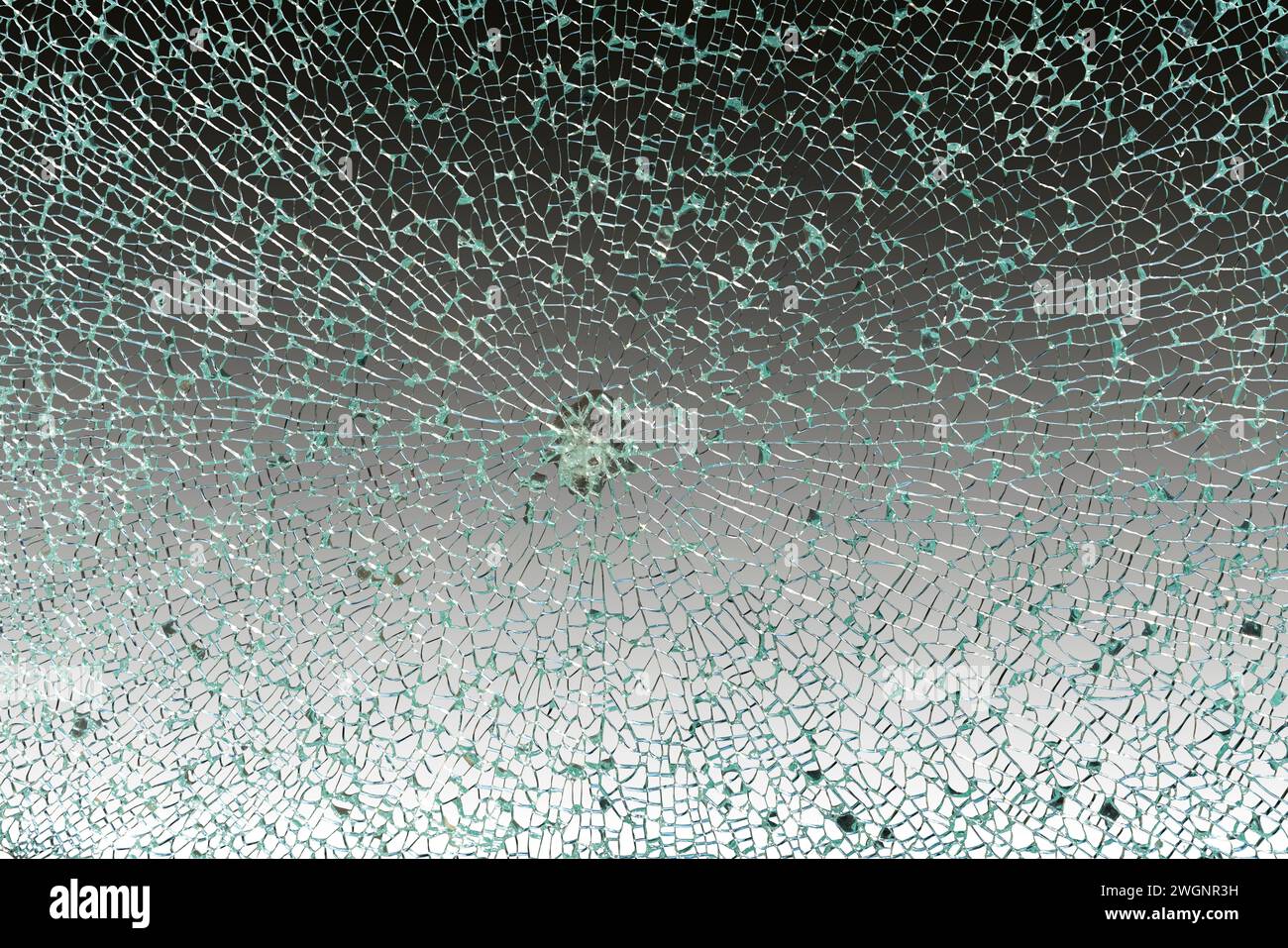 Immagine full frame di un vetro di sicurezza rotto nella parte posteriore del gradiente Foto Stock