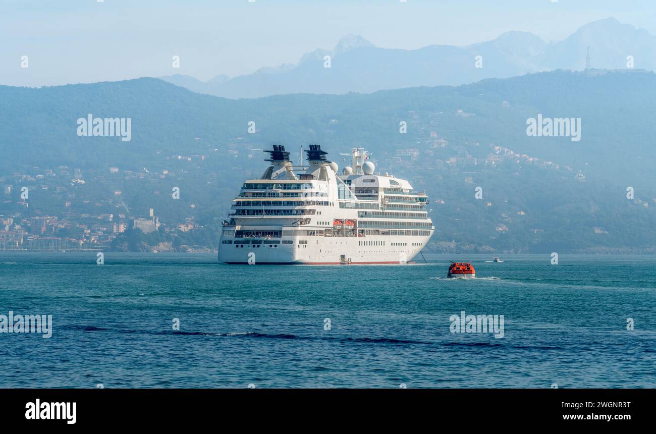 Nave da crociera vista in Liguria, una regione dell'Italia nord-occidentale in un ambiente nebbioso Foto Stock