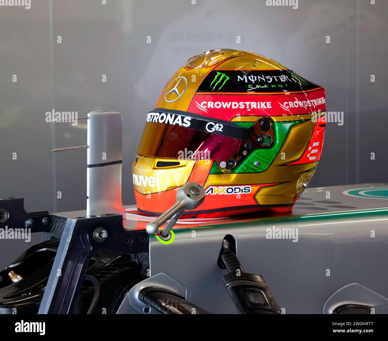 Primo piano del casco da corsa di Lewis Hamilton, seduto sulla sua Mercedes Petronas W04 Formula One, al Silverstone Festival 2023 Foto Stock