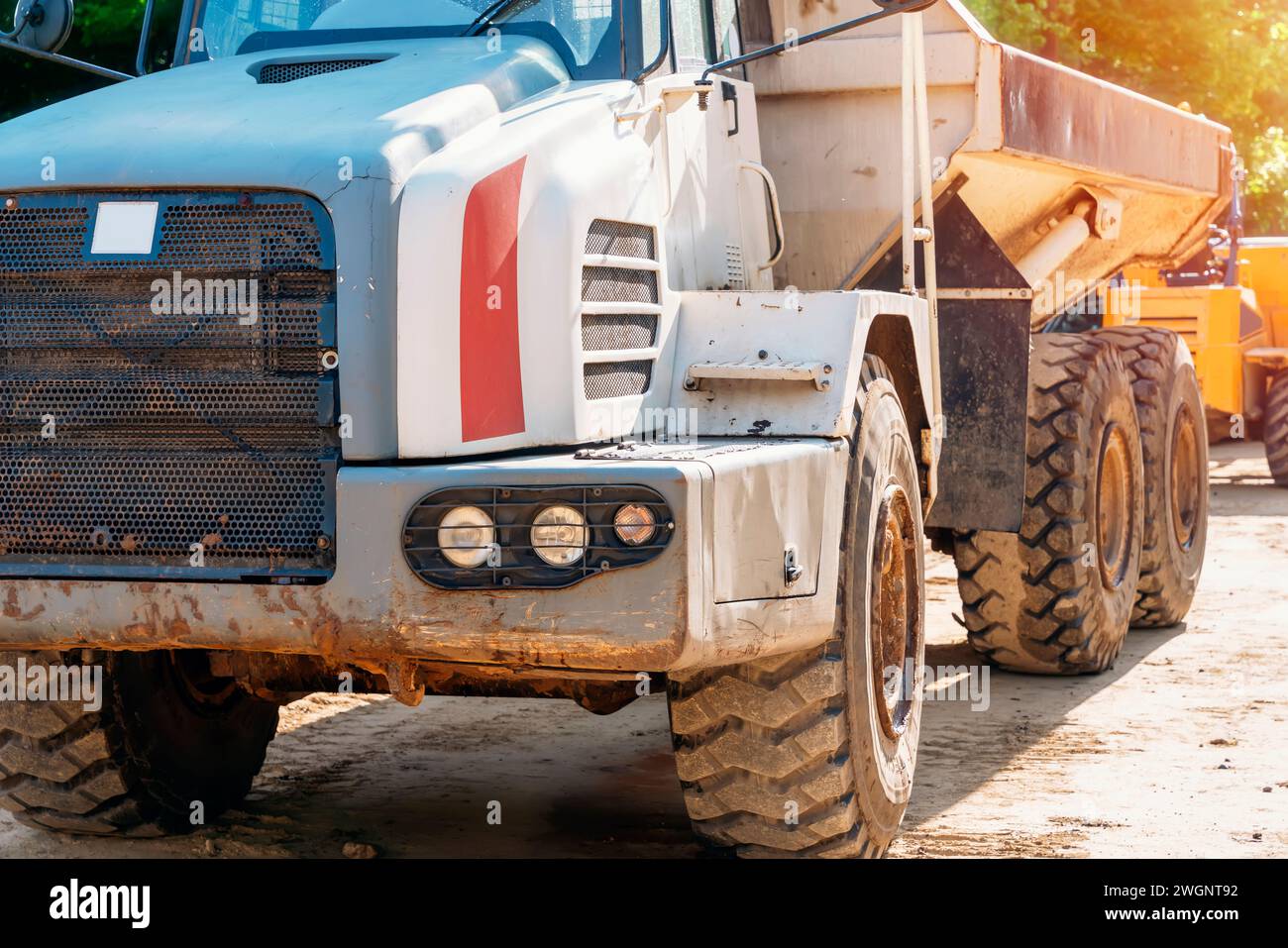 Motopropulsore articolato per dumper di grandi dimensioni che lavora in cantiere Foto Stock