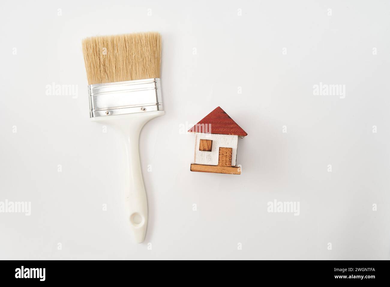 Gli indispensabili per la pittura della casa: Pennellate su sfondo bianco Foto Stock