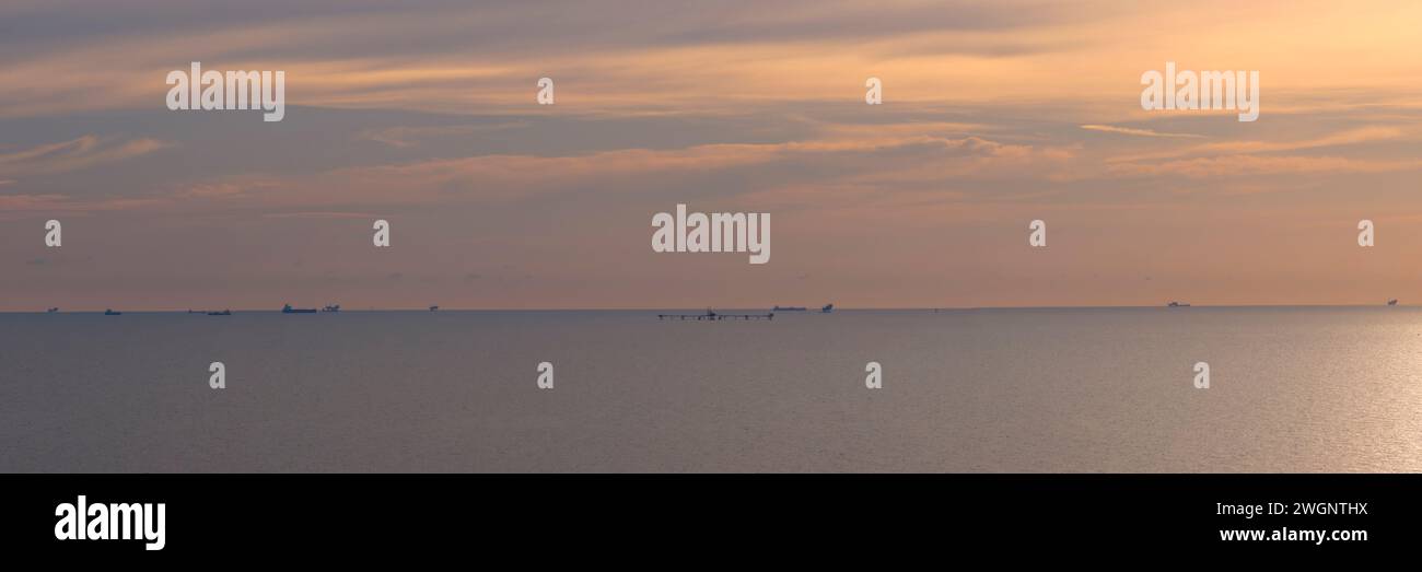 Panorama del cielo spettacolare al tramonto, mare piatto all'alba, foto minimaliste e atmosfera misteriosa. Foto Stock