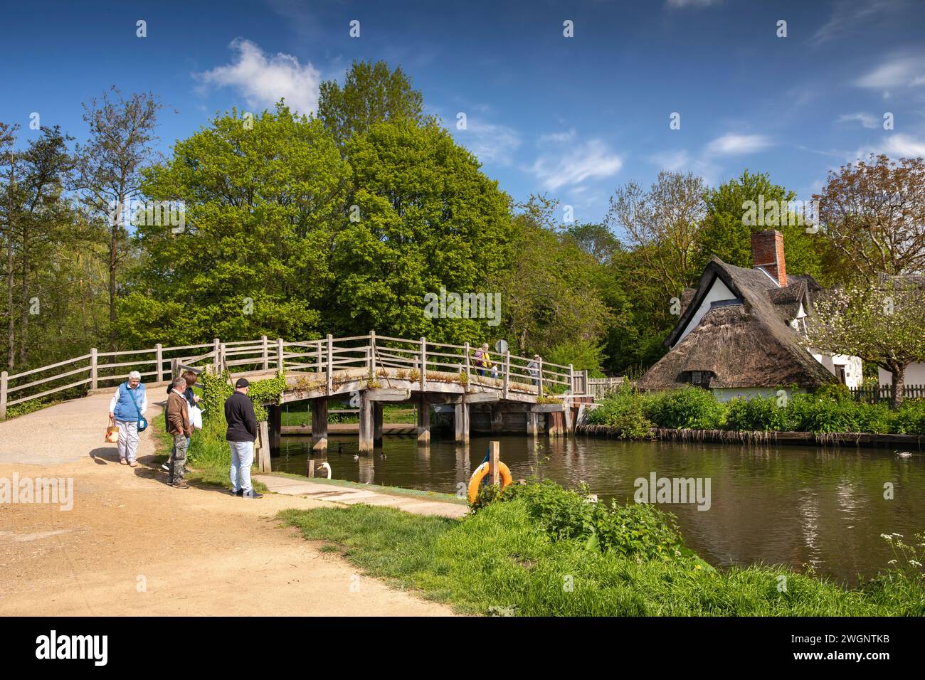 Regno Unito, Inghilterra, Suffolk, Flatford, visitatori al ponte sul fiume Stour al Bridge Cottage Foto Stock