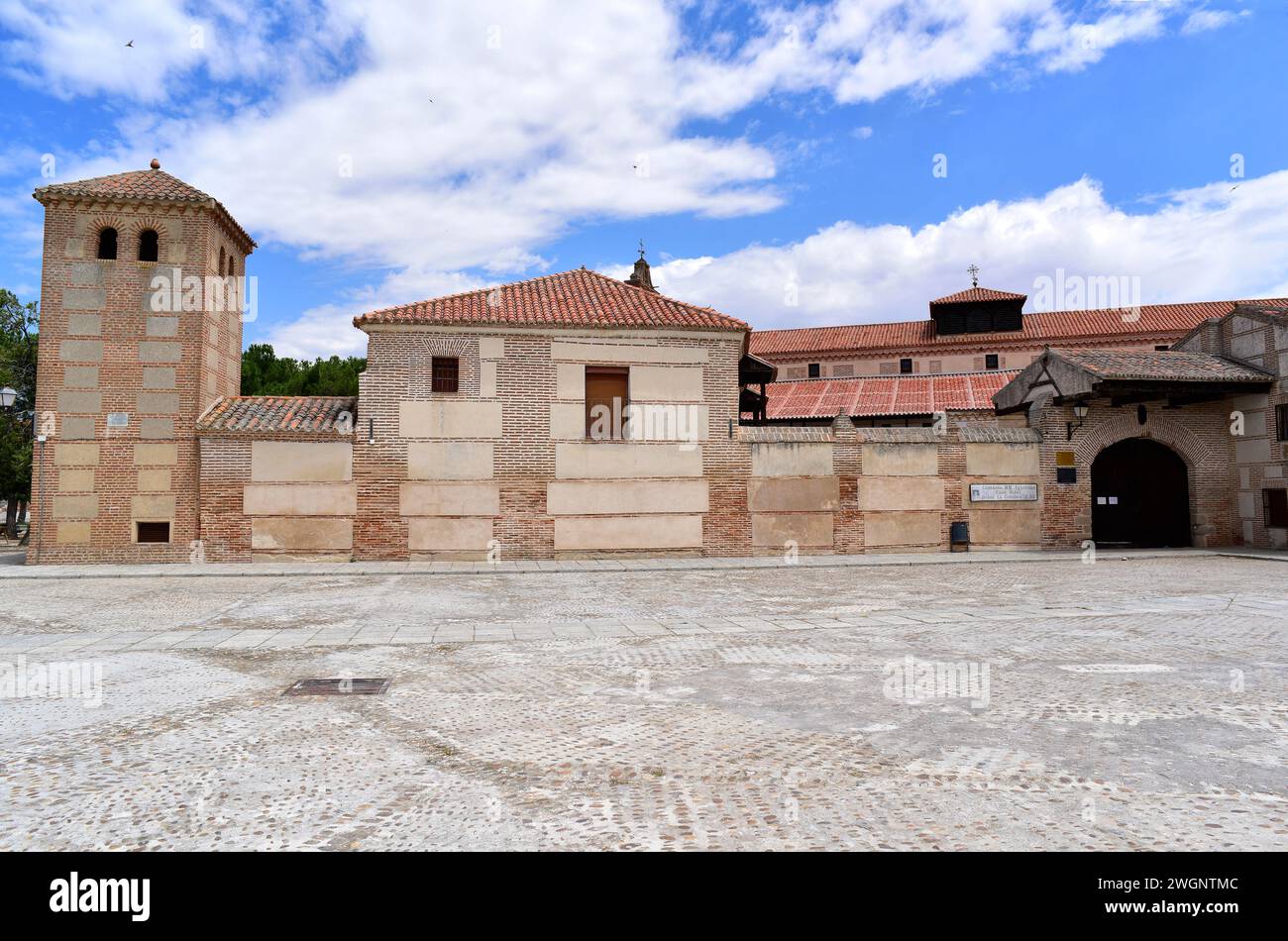 Madrigal de las Altas Torres, Plaza del Cristo con Palazzo Juan II, luogo di nascita di Isabel la Catolica e Convento de las Madres Agustinas attualmente. A. Foto Stock
