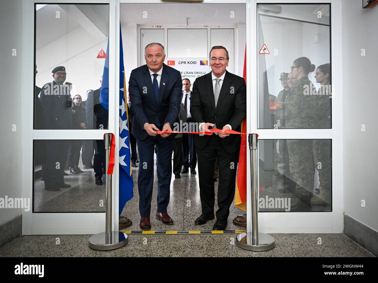 Sarajevo, Bosnia Erzegovina. 6 febbraio 2024. Boris Pistorius (r, SPD), ministro federale della difesa, apre il laboratorio di lingua tedesca presso la scuola di lingue della caserma Rajlovac insieme a Zukan Helez (l), ministro della difesa della Bosnia-Erzegovina, durante il suo viaggio di tre giorni nei Balcani. Credito: Soeren Stache/dpa/Alamy Live News Foto Stock