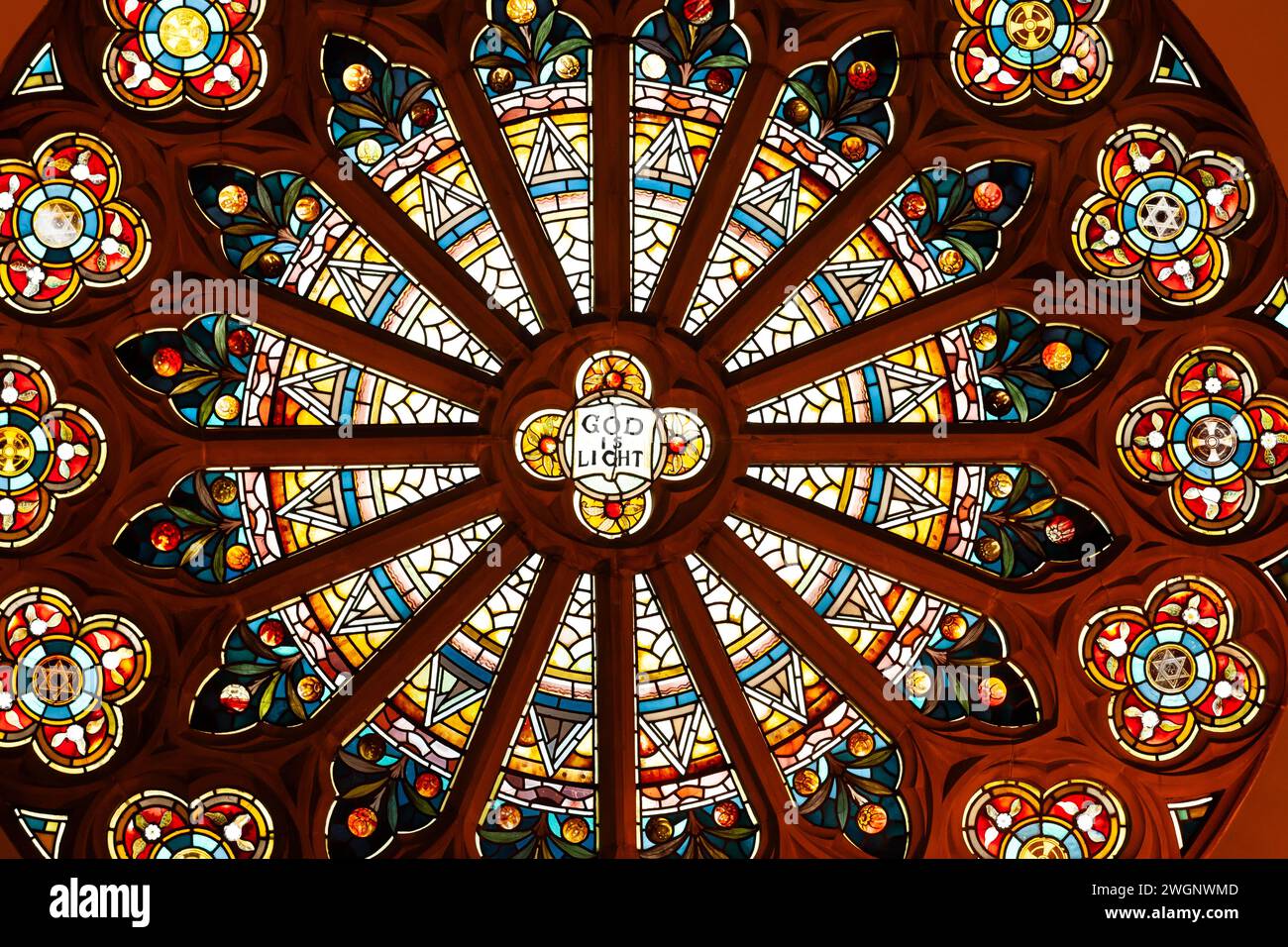 Finestra di vetro colorato con God is Light al centro. Foto Stock