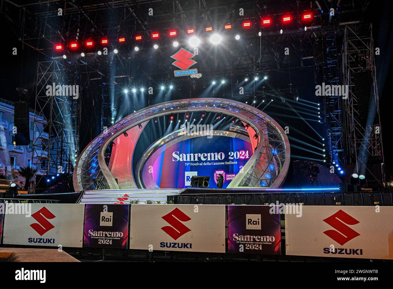 74° Festival di Sanremo 2024 - Green Carpet SANREMO, ITALIA - 05 FEBBRAIO: Mahmood partecipa al Green carpet durante il 74° Festival di Sanremo Foto Stock