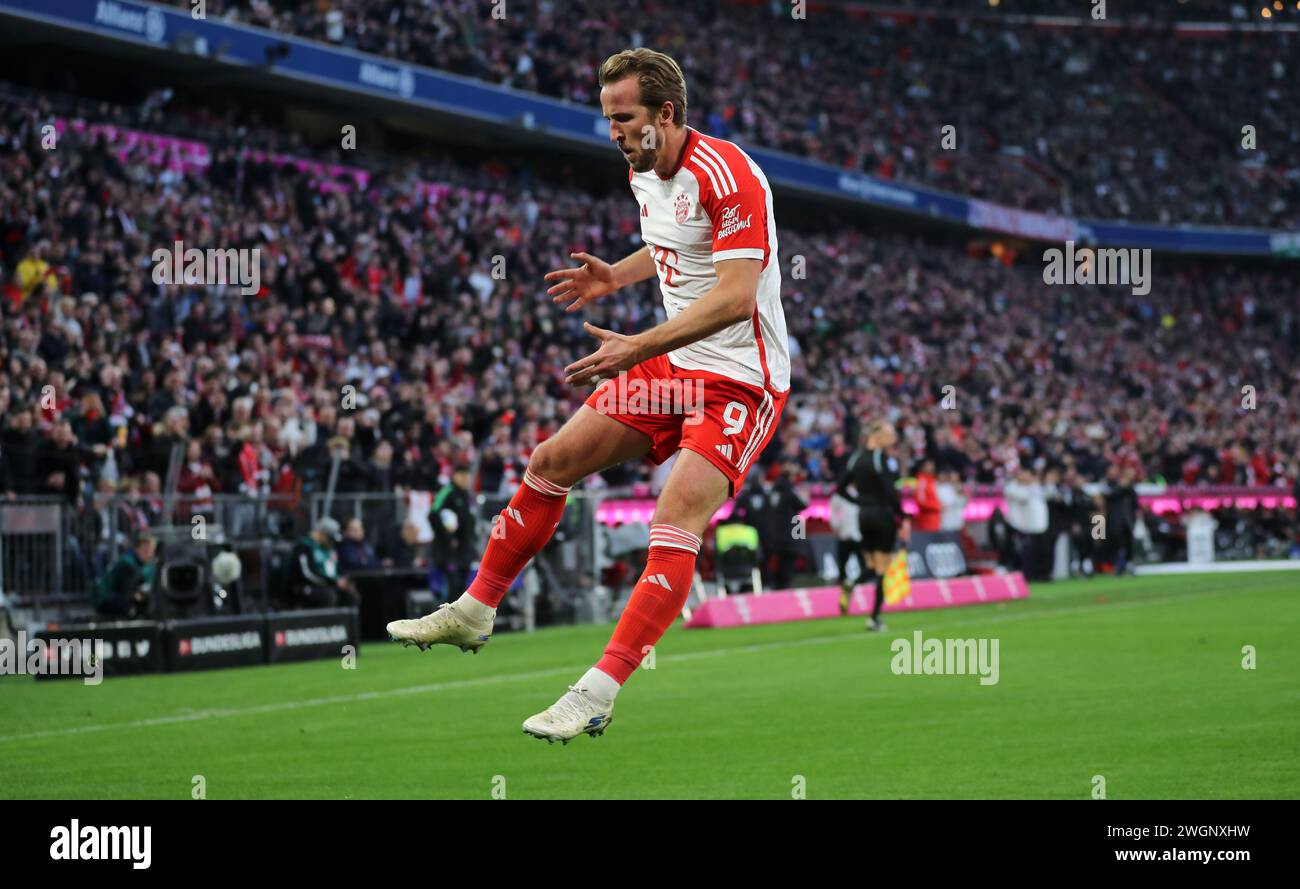 Harry Kane del Bayern Muenchen jubelt nach seinem Tor zum 2:1 FC Bayern MŸnchen vs Borussia Mšnchengladbach Fussball 1. Bundesliga Saison 2023/24 20. Spieltag Allianz Arena MŸnchen 03.02.2024 © diebilderwelt / Alamy Stock Foto Stock