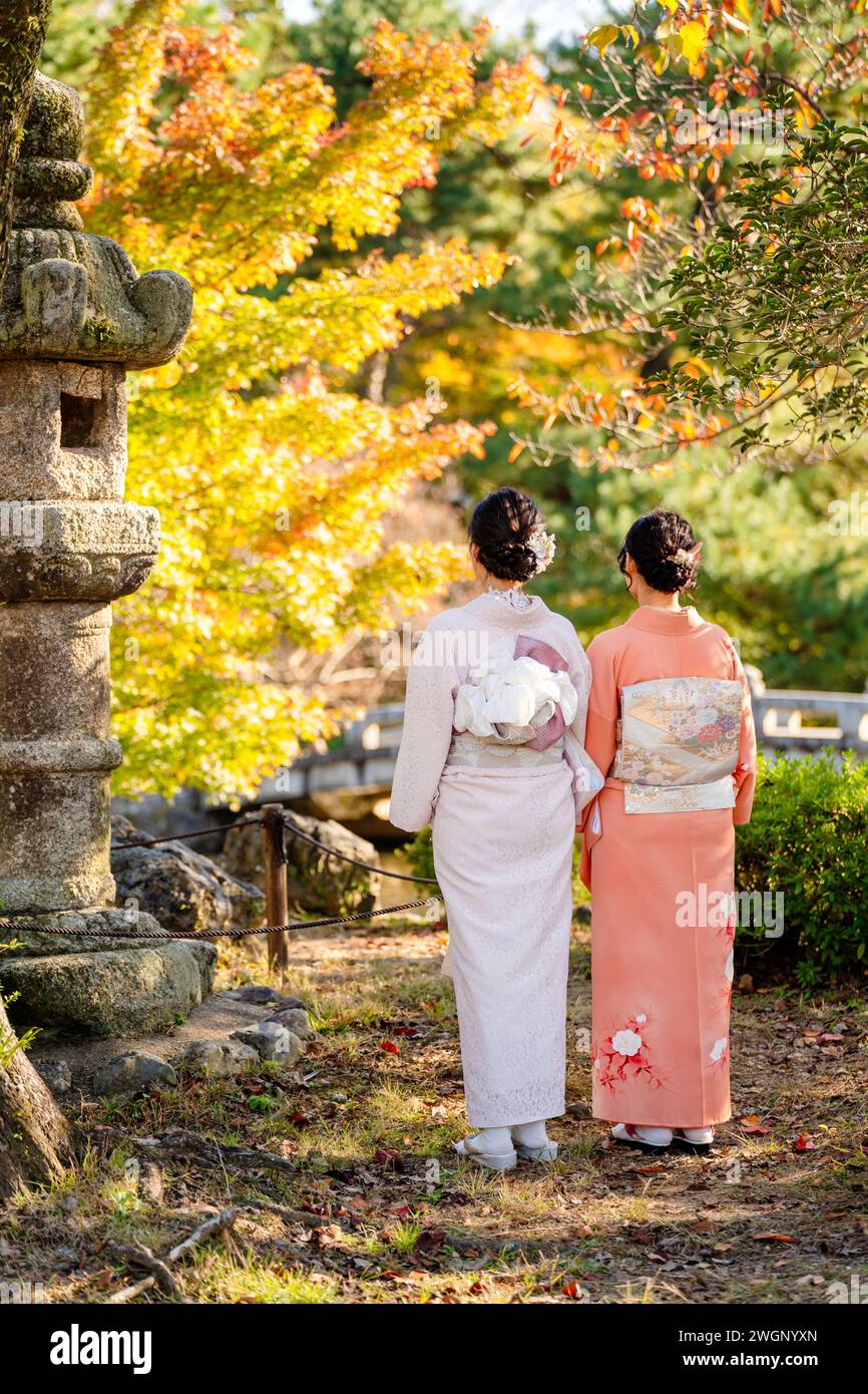 Due giovani donne che indossano un kimono tradizionale giapponese, vista sul retro. Kyoto, Giappone. Foto Stock
