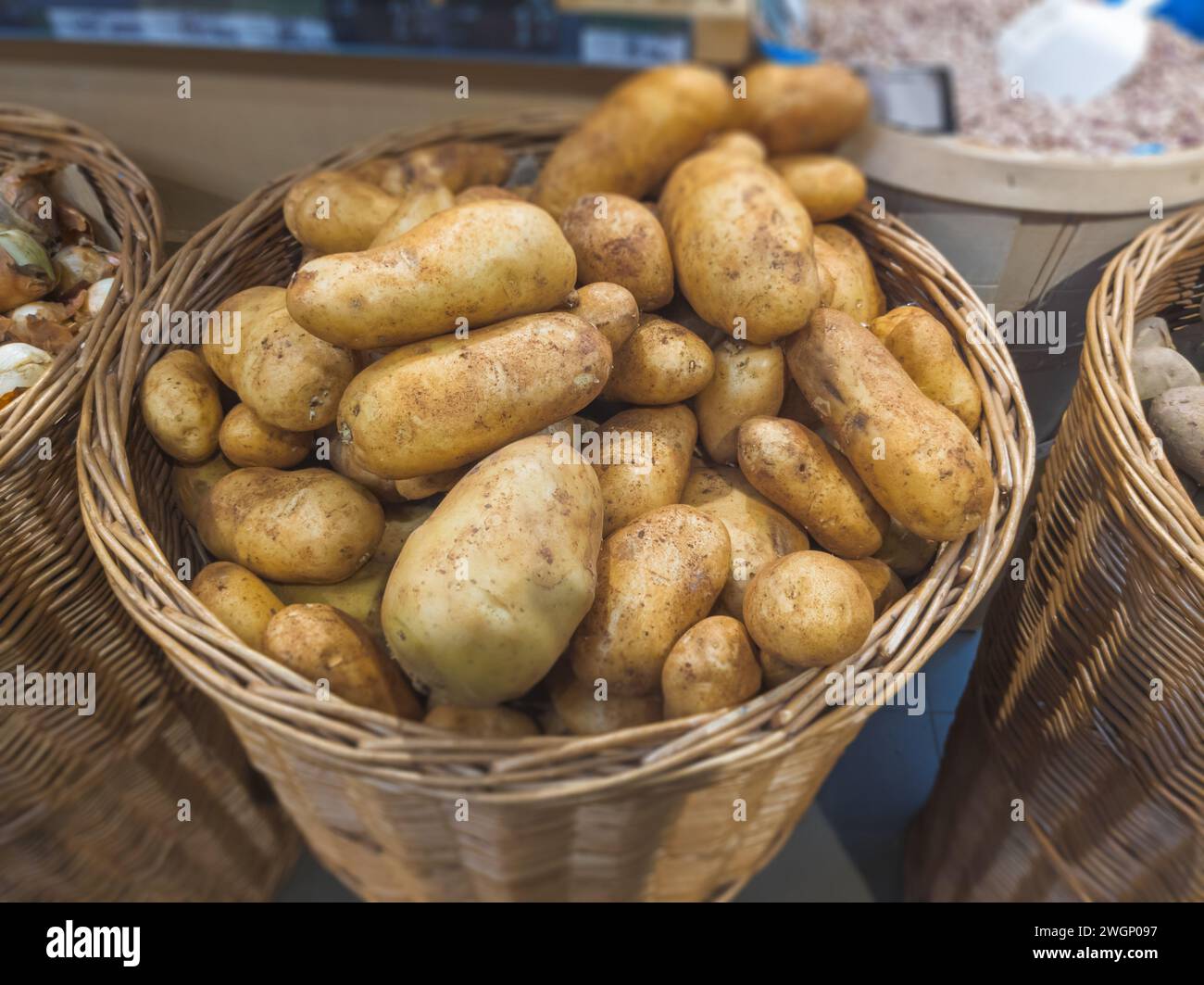 patate in vendita nel cestino del supermercato Foto Stock