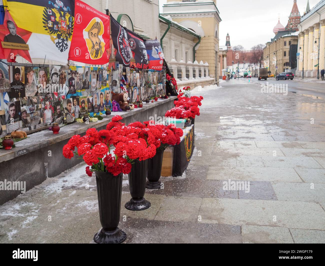 Mazzi di garofani rossi al memoriale spontaneo dei soldati caduti del Wagner PMC in via Varvarka a Mosca vicino al Cremlino. Mosca. Russia. 5 febbraio 2024. Foto Stock