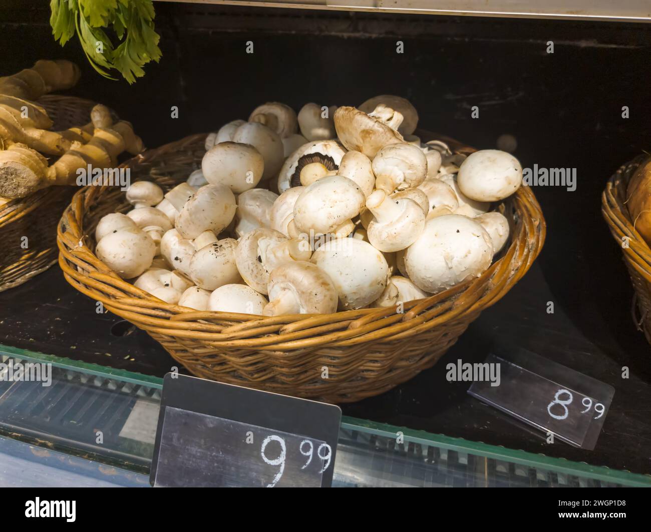 funghi in vendita nel cestino del supermercato Foto Stock
