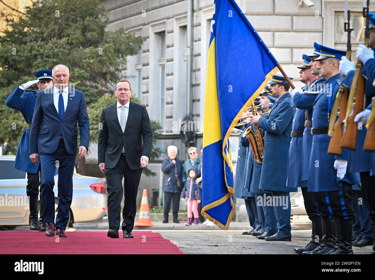 6 febbraio 2024, Bosnia-Erzegovina, Sarajevo: Boris Pistorius (M, SPD), Ministro federale della difesa, viene accolto con onori militari da Zukan Helez (l), Ministro della difesa della Bosnia-Erzegovina, durante il suo viaggio di tre giorni nei Balcani. Foto: Soeren Stache/dpa Foto Stock