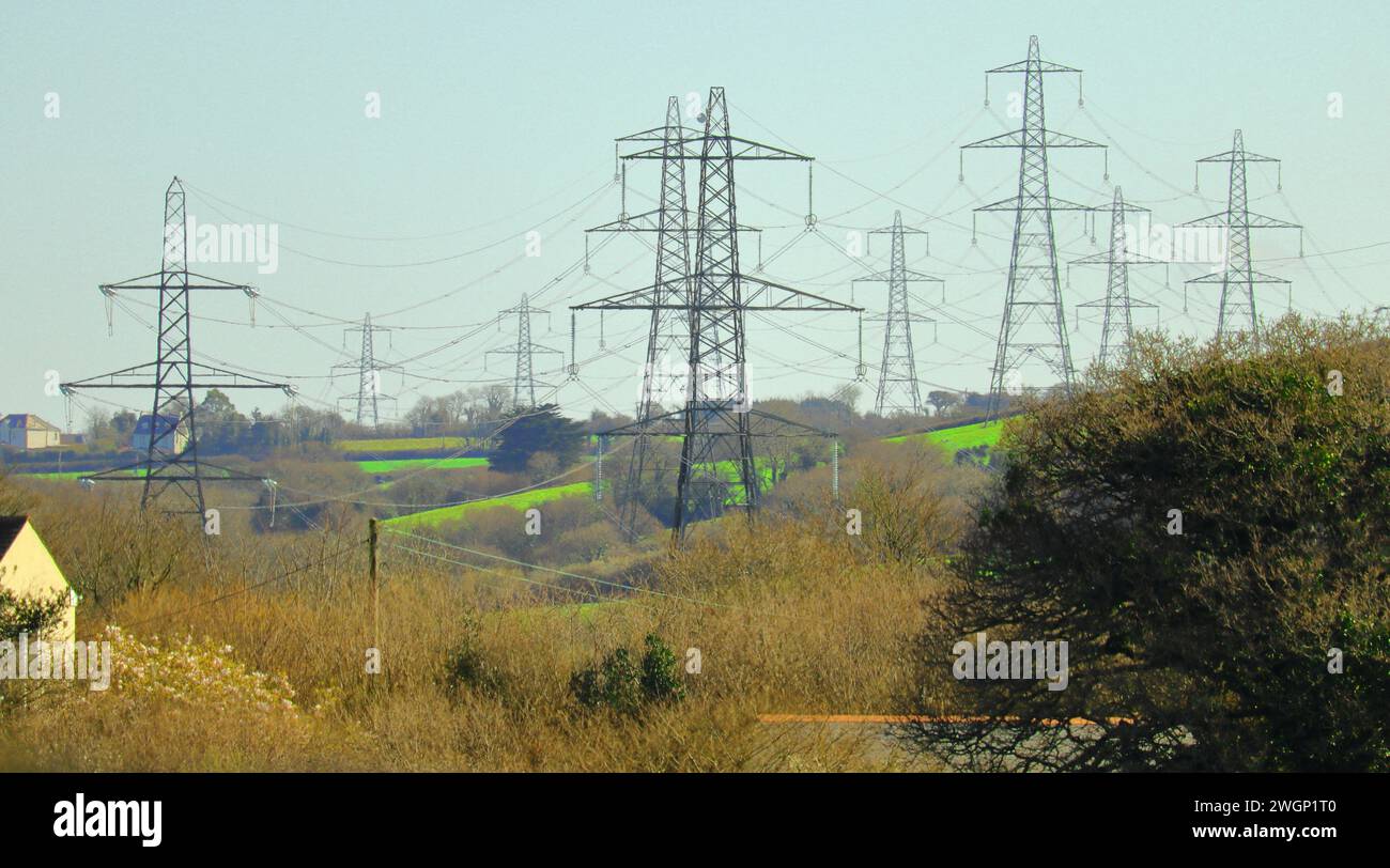 Invasione del paesaggio del Devonshire da tralicci elettrici, Regno Unito Foto Stock